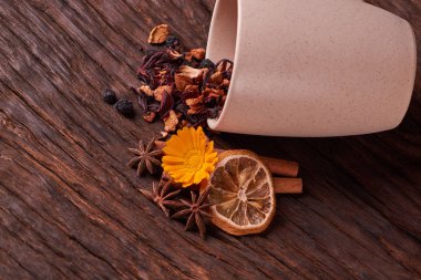 meyve çay fincan krem rengi koyu kahverengi ahşap arka plan üzerinde kaynak