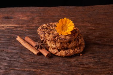 tanımlama bilgileri ve bahar sarı çiçekler. Sağlıklı sabah kahvaltı kavramı. Minimalist.