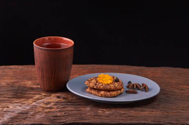 Çay ve kurabiye ahşap arka plan üzerinde. Güzel bir ruh hali kavramı. siyah izole