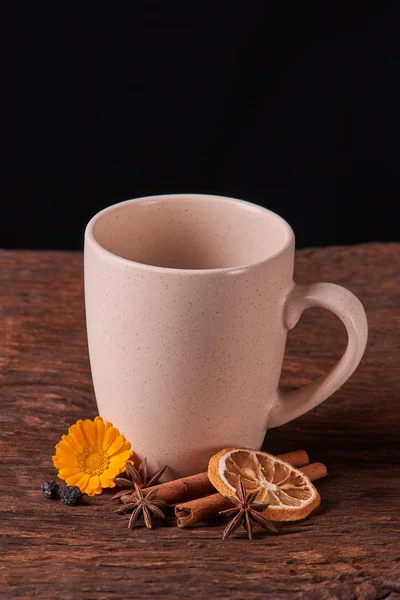 Taza Crema Hojas Frutas Frutas Secas Sobre Fondo Rústico Mesa —  Fotos de Stock