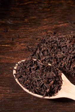 bir tahta kaşıkla gevşek çay yakın çekim üzerinde ahşap masa