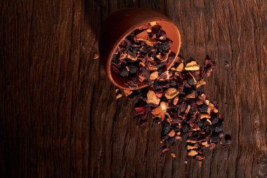 Ahududu çay kahverengi kil kase. ahşap arka plan.