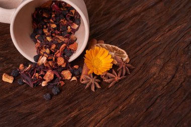 Kurutulmuş meyve çay sağlıklı kahvaltı için. fincan krem renk ve çiçek ahşap tablo