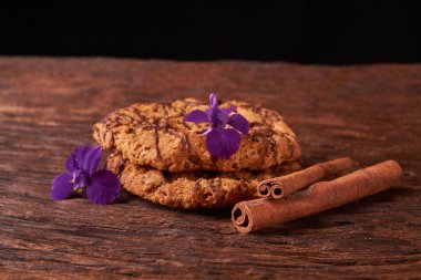 Tatlı çikolata çipi iyon tahta arka plan ile yığını üzerinde canlı çiçek - annem anneler günü en iyi görünüm için çerezler