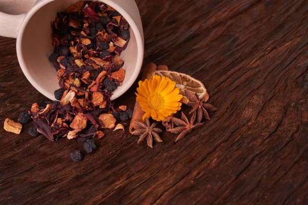 Kurutulmuş meyve çay sağlıklı kahvaltı için. fincan krem renk ve çiçek ahşap tablo