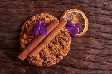 Tatlı çikolata çipi iyon tahta arka plan ile yığını üzerinde canlı çiçek - annem anneler günü en iyi görünüm için çerezler