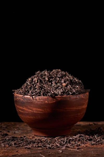 Hojas Secas Tazón Arcilla Sobre Fondo Negro Sobre Mesa Madera — Foto de Stock