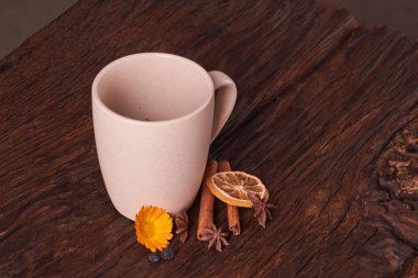 meyve çay fincan krem rengi koyu kahverengi ahşap arka plan üzerinde kaynak