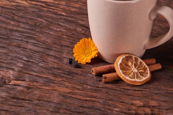 Soldagem Chá Frutas Xícara Cor Creme Fundo Madeira Marrom Escuro — Fotografia de Stock