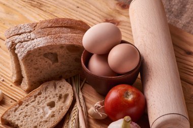 taze ekmek lezzetli pişirme için kavram. Kil kase ve buğday filizi ahşap masa üzerinde yumurta