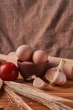 taze ekmek lezzetli pişirme için kavram. Kil kase ve buğday filizi ahşap masa üzerinde yumurta