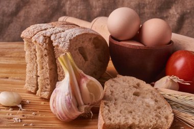 taze ekmek lezzetli pişirme için kavram. Kil kase ve buğday filizi ahşap masa üzerinde yumurta