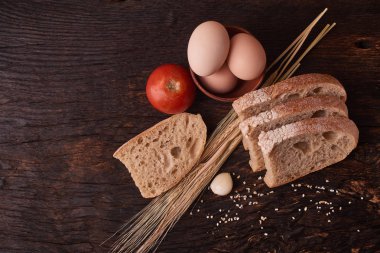 taze ekmek lezzetli pişirme için kavram. Kil kase ve buğday filizi ahşap masa üzerinde yumurta