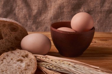 taze ekmek lezzetli pişirme için kavram. Kil kase ve buğday filizi ahşap masa üzerinde yumurta