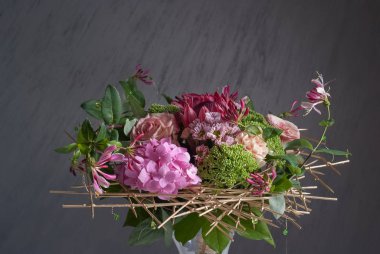 Güzel renkli düğün buketi. Kırmızı ve yeşil renk ile. Gri arka planı