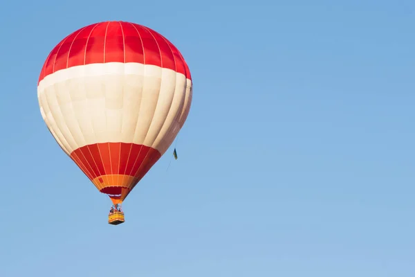 Kırmızı balon mavi gökyüzü karşı. Aerostat. İnsanlar sepet. Eğlenceli. Yaz eğlence. Romantik macera.