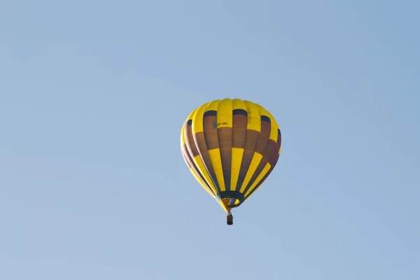 Roter Luftballon Vor Blauem Bewölkten Himmel Sonnenstrahlen Und Blendung Verträumte — Stockfoto