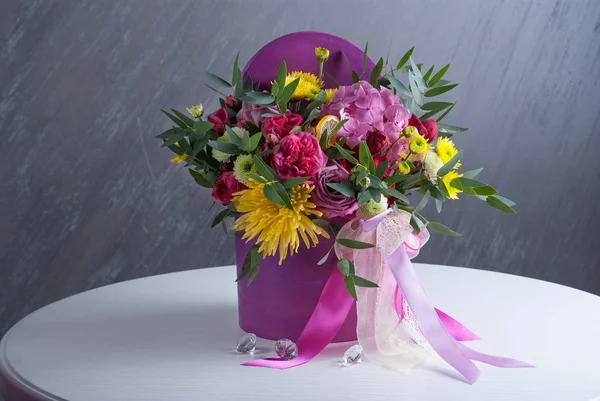 Buket Çiçek Menekşe Kutusunda Güzel Kutlama Mevcut — Stok fotoğraf