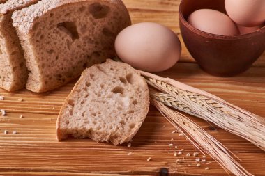 taze ekmek lezzetli pişirme için kavram. Ahşap masa kil kase yumurta