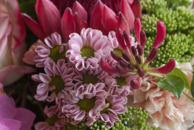 düğün buketi beyaz masa ve gri backgroind, yakın çekim