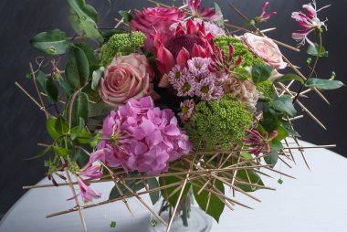 Güzel renkli düğün buketi. Kırmızı ve yeşil renk ile