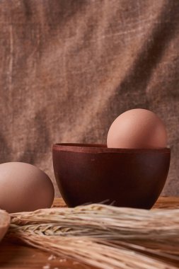 taze ekmek lezzetli pişirme için kavram. Ahşap masa kil kase yumurta