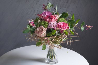 Güzel, modern düğün buketi beyaz masada