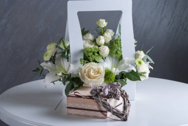 Dekoratif kalp ve aromatik beyaz gül çiçekleri Beyaz ahşap arka plan boyalı. Seçici odak