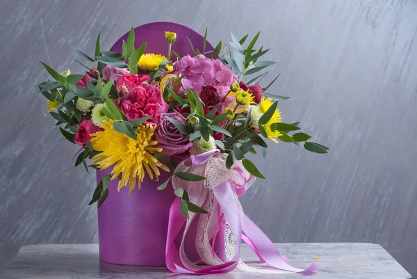 Buchet de flori în cutie. Nu este tonifiat cu culoare naturală. Flori colorate. Focalizare selectivă, macro — Fotografie, imagine de stoc