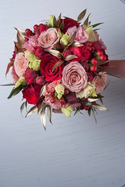 Красные цветы в свадебном букете. концепция ботанического стиля. Закрыть — стоковое фото