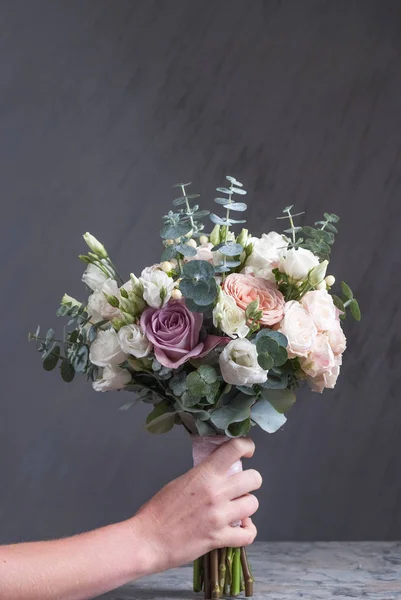 Букет из белого, розового и фиолетового цветов подходит для невесты в самый счастливый день — стоковое фото