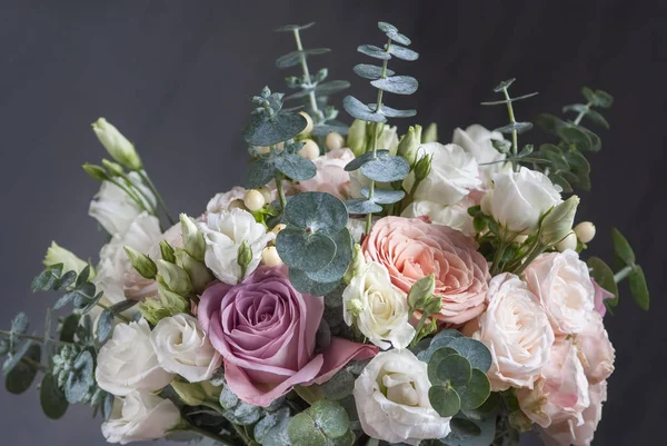 Букет з білих, рожевих і фіолетових троянд крупним планом для нареченої в найщасливіший день — стокове фото