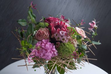 Güzel, modern düğün buketi beyaz masada