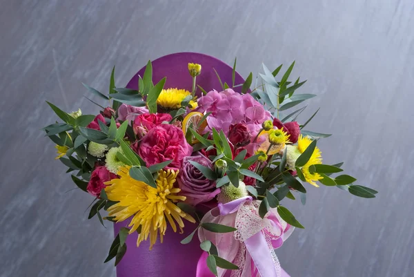 Strauß fliederfarbener Blüten mit Hortensien, Rosen, Santini und Aster. auf weißem Tisch. Nahaufnahme — Stockfoto