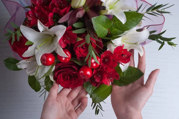 Strauß Farbiger Blumen Zum Valentinstag Rote Rosen — Stockfoto