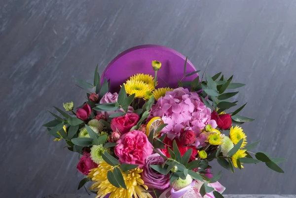 Букет лиловых цветов с гортензиями, розами, сантини и астером. На белом столе. Закрыть — стоковое фото