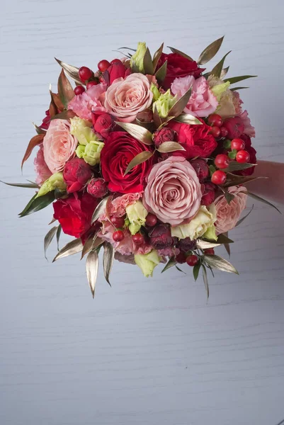Красный букет красных роз. Свадебные цветы на сером фоне. Селективный фокус — стоковое фото