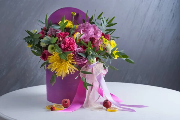 Букет Цветов Фиолетовой Коробке Хороший Подарок Праздника — стоковое фото