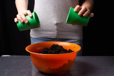 Kadın kap içinde mineraller ile zemin karıştırma