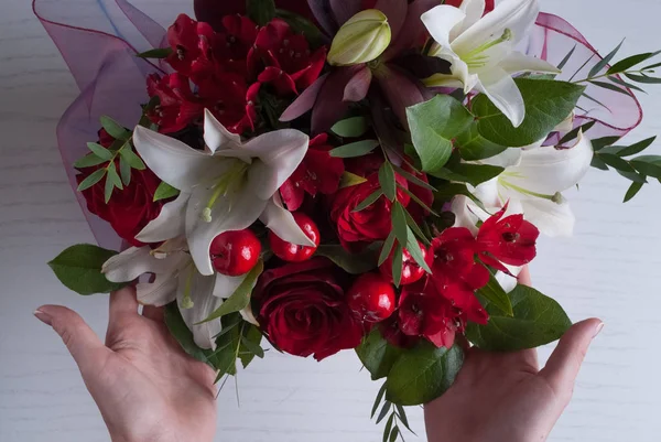 Букет Бузкових Квітів Червоними Трояндами Білими Квітами — стокове фото