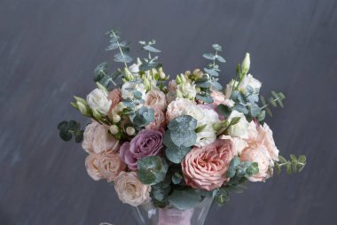 Gri arka plan üzerinde beyaz gül ile buequet düğün