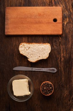 Koyu ahşap arka planda dilimlenmiş kepekli ekmeğin üst görüntüsü