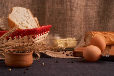 Fırın ekmek üreticileri - altın rustik huysuz somun ekmek ve siyah kara tahta zemin üzerine buns