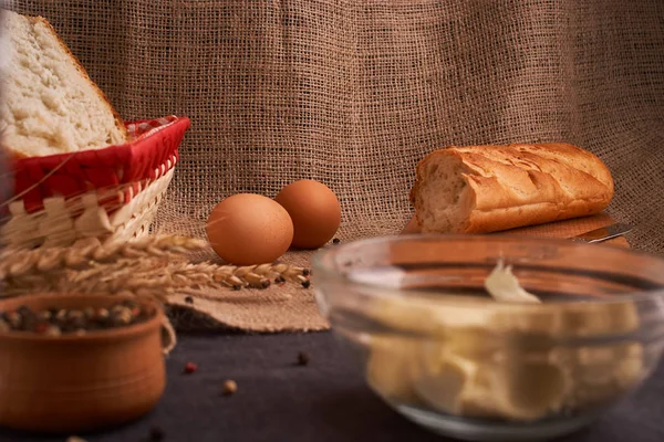 Farklı ekmek ve buğday rustik masada. Seçici odak