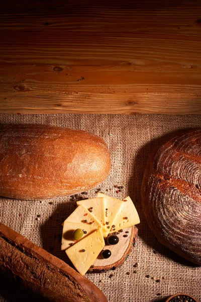 Rebanadas Queso Escritorio Madera Entre Diferentes Panes — Foto de Stock