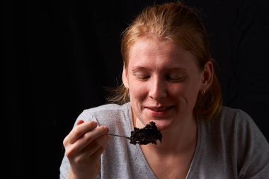 Genç kadını masada dikim için toprak hazırlama kapatın