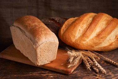 Farklı ekmek ve buğday rustik masada. Seçici odak
