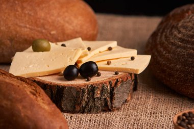 Ahşap masa arasında farklı ekmek peynir dilimleri