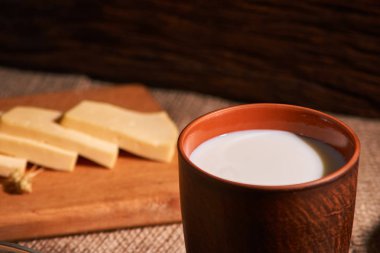 Muhtelif süt ürünleri süt, peynir, yumurta, rustik natürmort