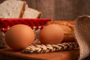 yumurta, ekmek ve süt cam ahşap masa ve koyu ahşap arka plan